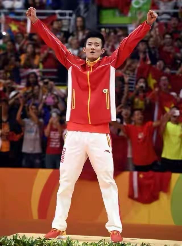 你敢信上次在亚锦赛夺冠的国羽男单是谌龙吗？那都已是2017年的事了，谌龙2-1