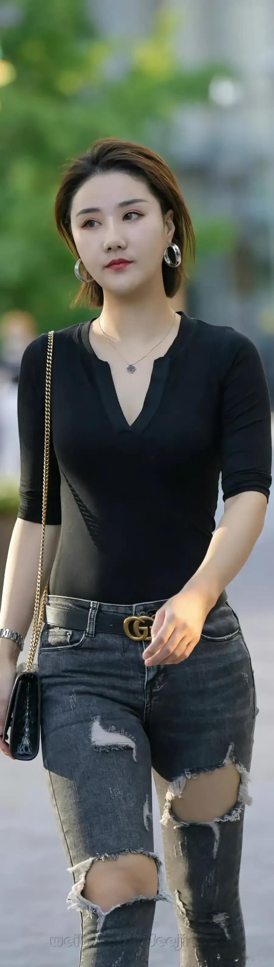 高腰牛仔裤真是搭配神器！春天选高腰直筒牛仔裤，时尚又百搭。像白色高腰直筒，配简单