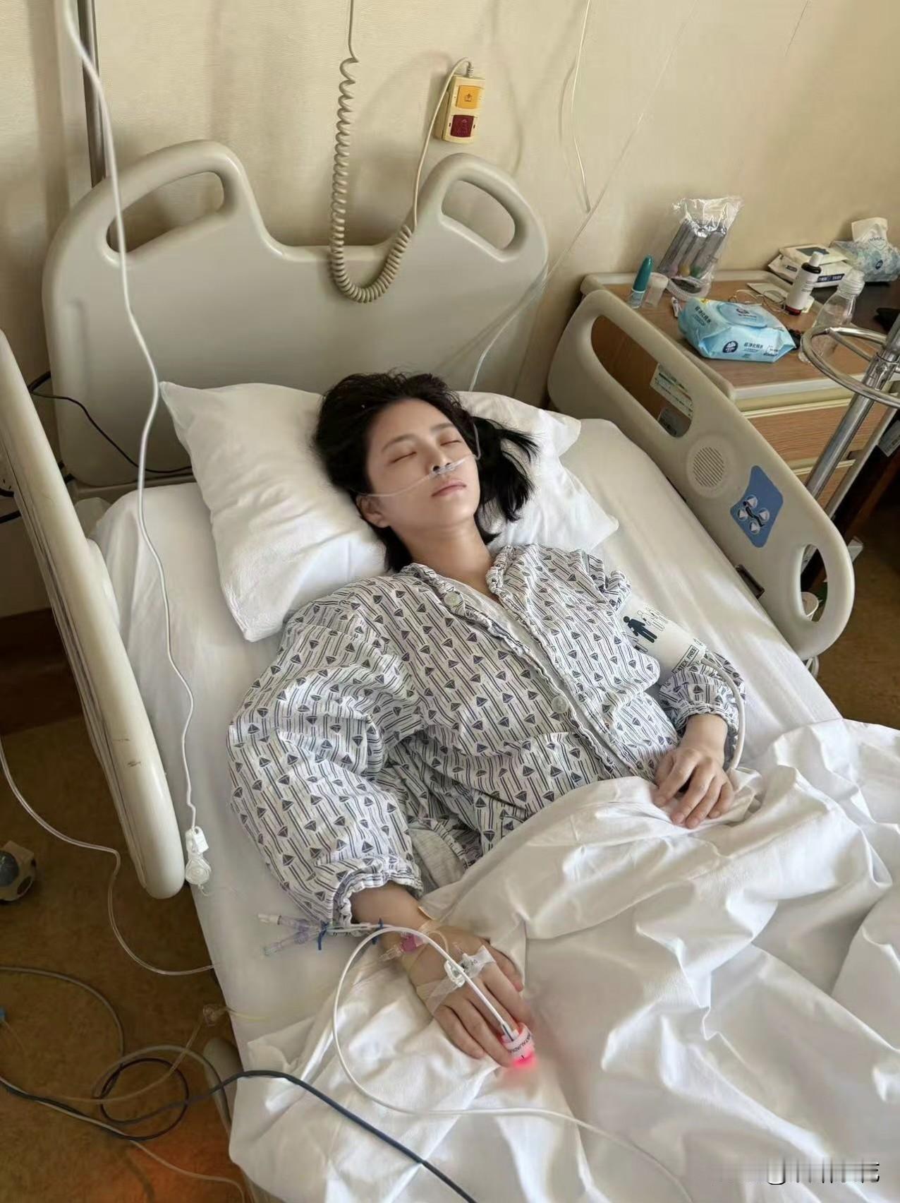 王灿突发疾病切除部分肺部！病床上自封“四肺公主”，谢霆锋暖心留言。5月31日，演