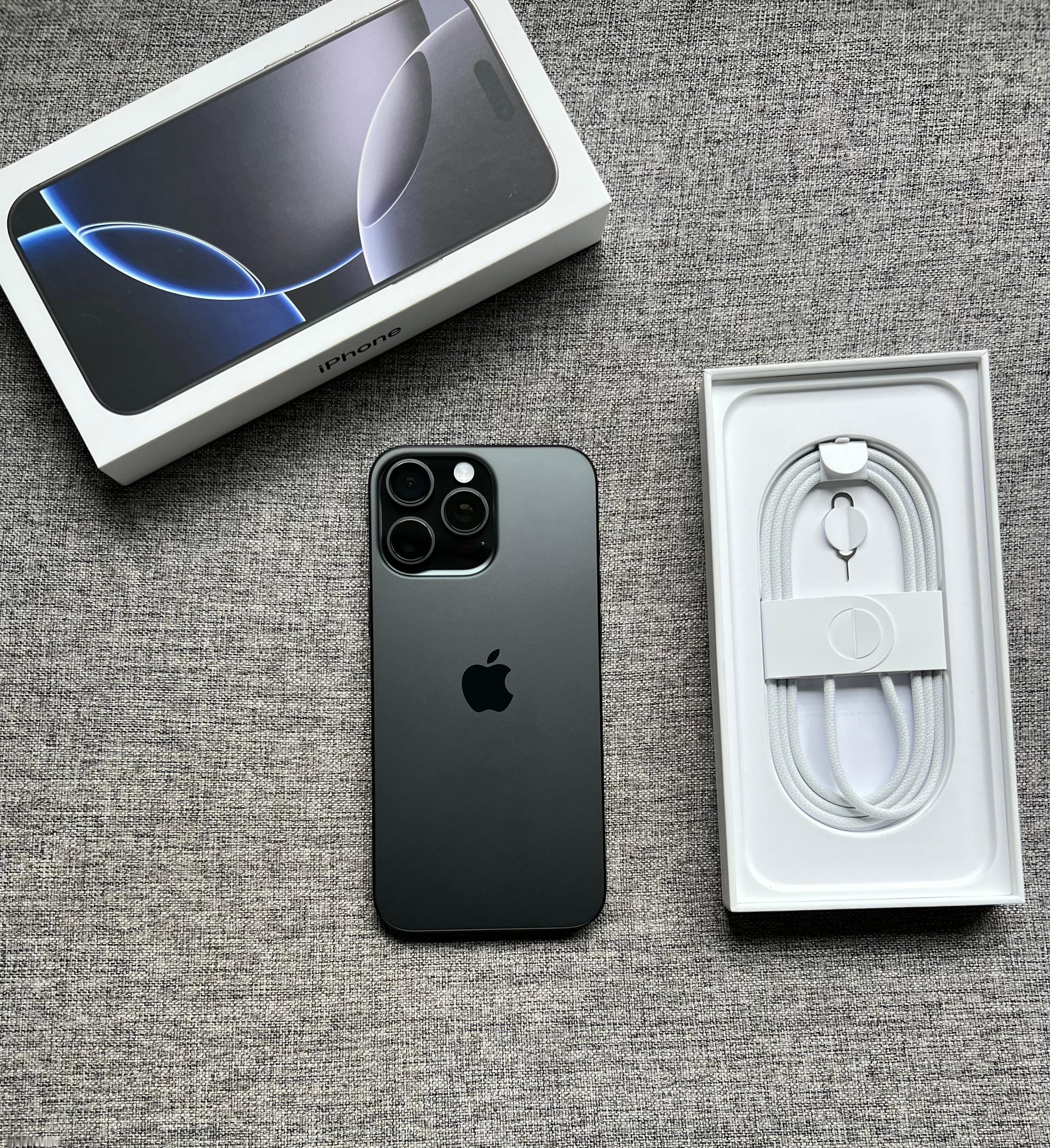 国行iPhone16ProMax256G黑色钛金属，屏幕完美，中框细小掉