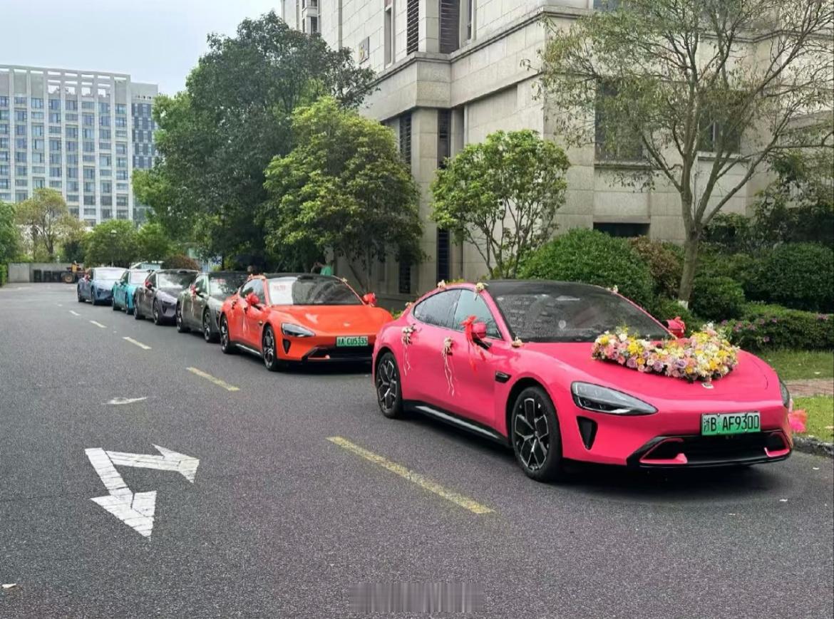 五一假期，刷到不少小米su7车主，去当婚车的车队。​​​