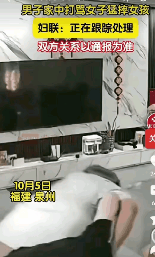 男子拽着白衣女子的头发从房间里出来，狠狠地扔到地上，黑衣女子看见了，忙上前和男子