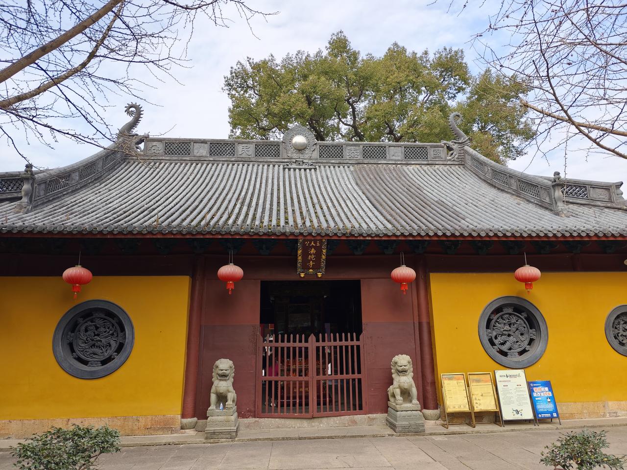 法镜寺位于杭州市西湖区灵隐天竺路旁，再往前就是法喜寺。法镜寺西傍飞来峰，东临月桂