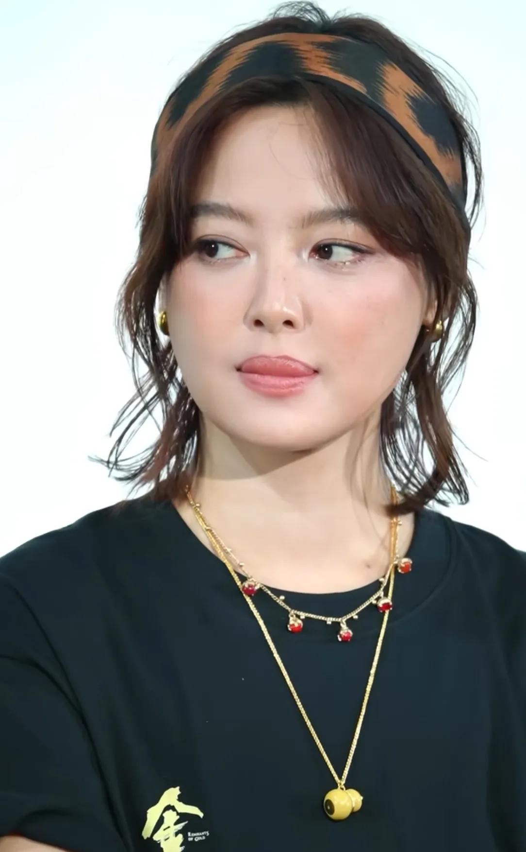 辛芷蕾的嘴唇是不是整容失败了！记得她以前年轻的时候也不这样啊，你们觉得，她嘴唇