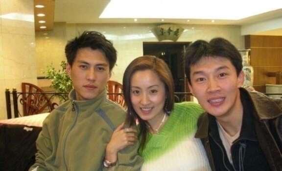 网友A：刚考古到靳东早期旧照，法拉利虽然老了也是法拉利，可年轻时候的他真是意气风