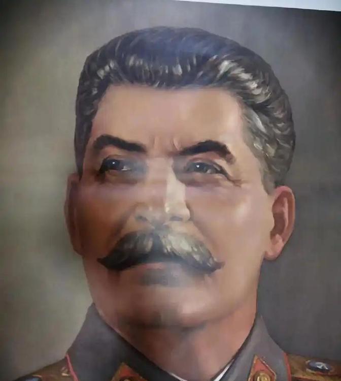 斯大林到底有多让人害怕？斯大林1929年掌权后，面对内忧外患，他觉得光靠政策不