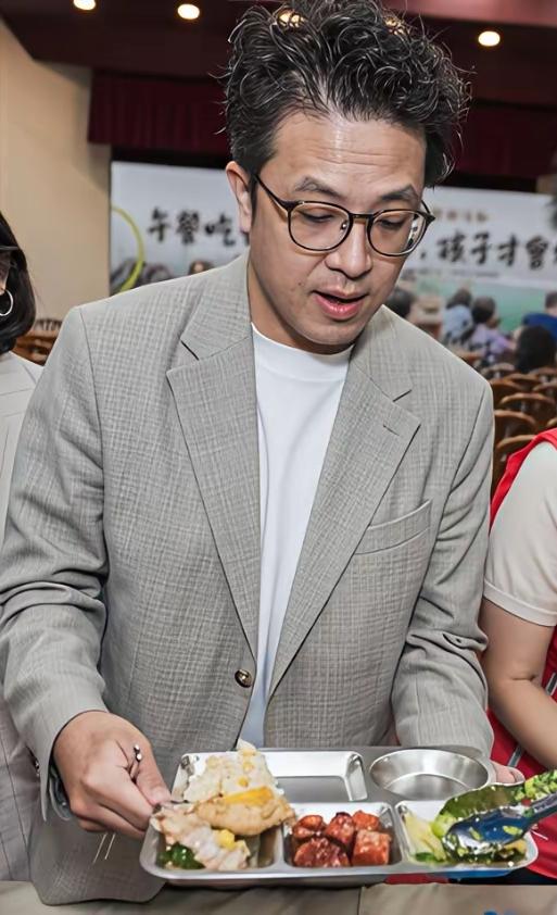 沈伯洋被民进党捧成草包，自己都不知道自己是谁了沈伯洋最近的表现越来越离谱，叶