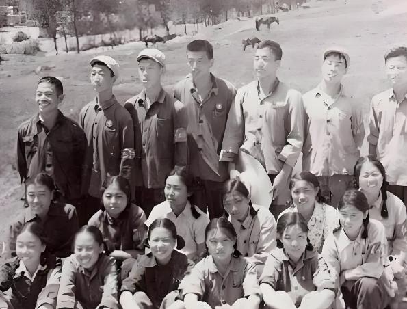 1973年，知青李广林让村姑张秀芹有了身孕，他吓得逃回北京。那个年代的乡村