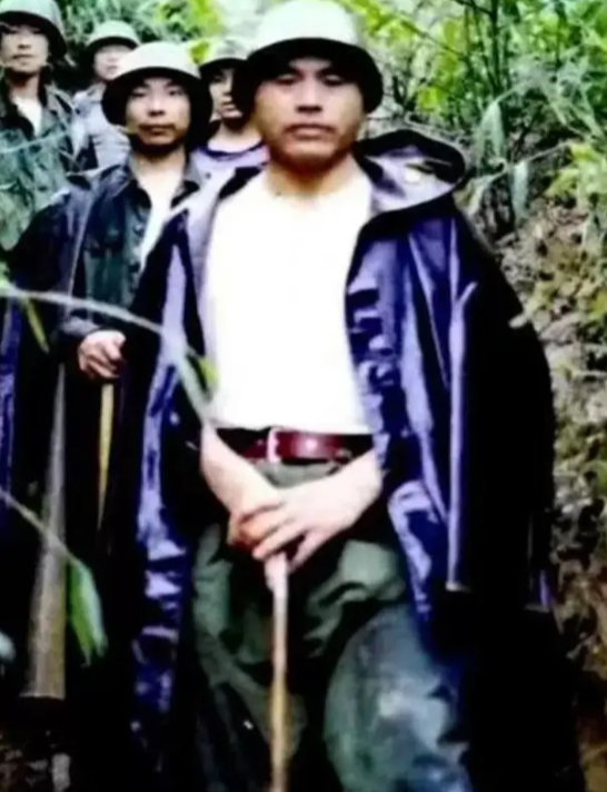 1986年，老山战场前线，暴雨滂沱，61师师长刘登云站在指挥所门前眉头紧皱。突然
