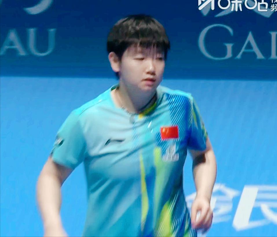 侯英超简直把孙颖莎看透了！他说：孙颖莎上来一定会打的很积极，快速调动自己