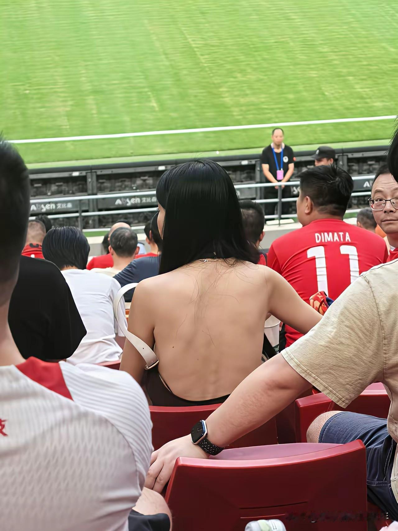 重庆铜梁龙下半程10场比赛不胜了，这样的成绩实在对不起喜爱他们的球迷。在高温中来