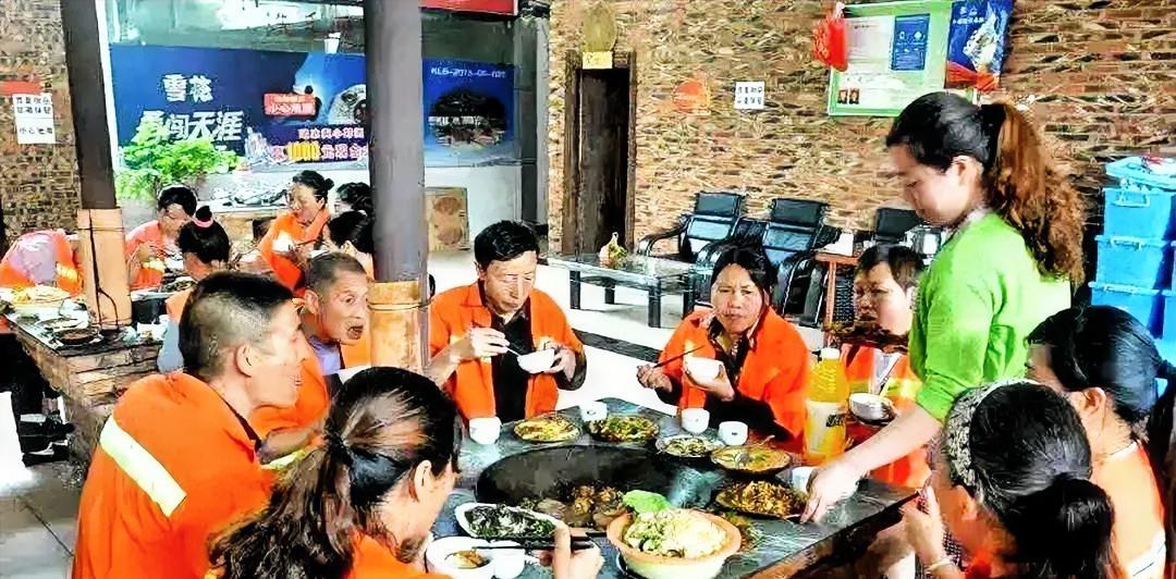 暴雨天八位清洁工进店避雨只花50元点餐，老板一个举动温暖整条街万万没想到！