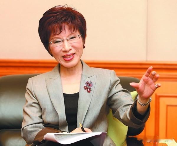 候汉廷开呛:要说委屈，谁有洪秀柱委屈？岛内的九合一选战正打的如火如荼，可蓝