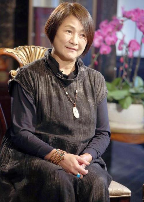 走投无路之际，方能读懂周星驰。郑佩佩刚刚结束婚姻，身负巨额债务，几个孩子等着养