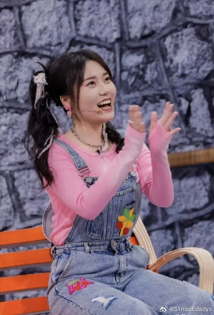 李雪琴虽已瘦至往日一半，面容却依旧。尝试可爱风似乎并不契合她的气质，显得有些不自