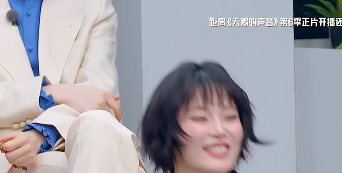 姚晓棠剪了短发，大家都调侃她。主持人问：这不是说上一季没拿金曲剪短发。姚