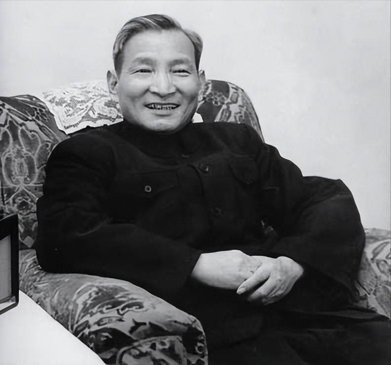 1969年的江西，有个人在工厂门外站了很久，就是不肯走。他是叱咤沙场的开国上