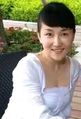 这位是何晴的胞妹何明。这些年父母离世，姐妹俩相依为命。姐姐何晴是妹妹的依靠，然而