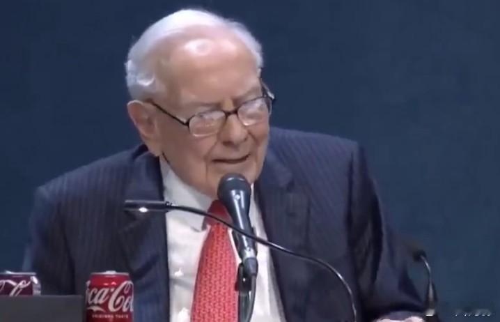巴菲特在今年的股东大会现场抨击特朗普的关税和保护主义，他说：“贸易不应成为武器”