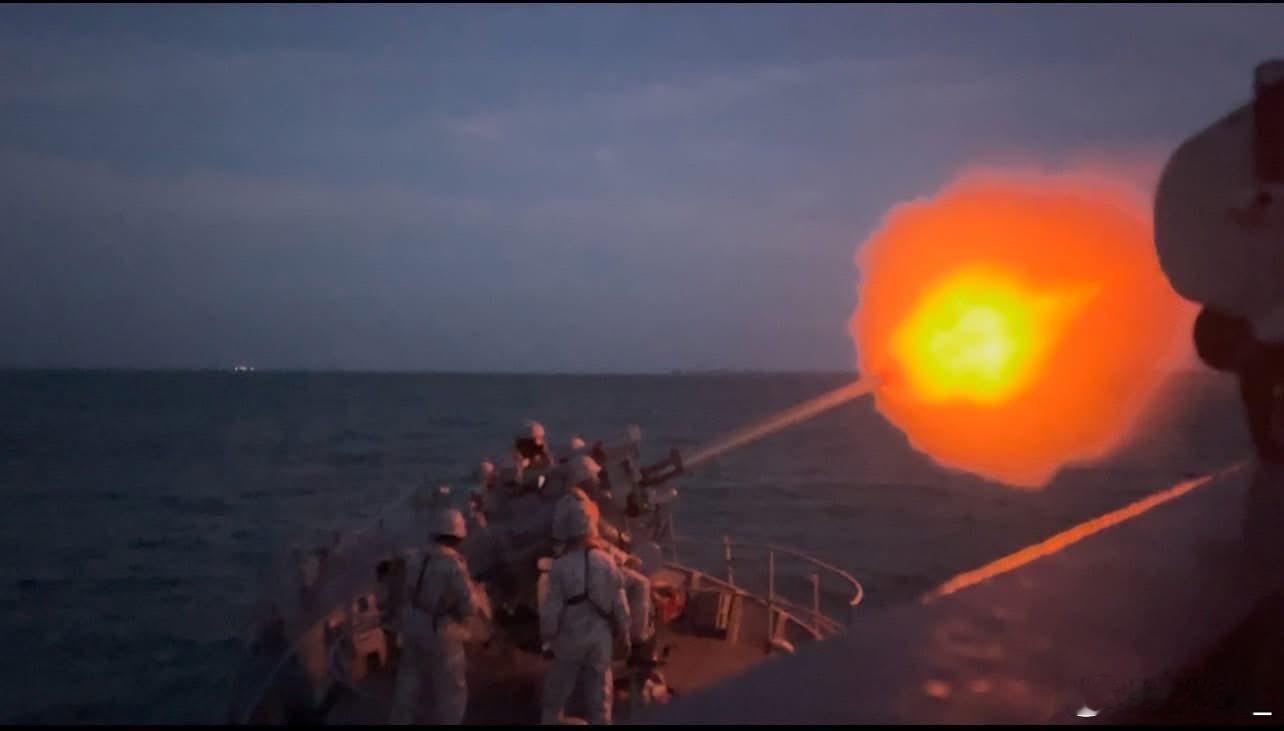 泰国海军525“Thepha”号巡逻艇使用MK223英寸（76毫米）舰炮轰击柬