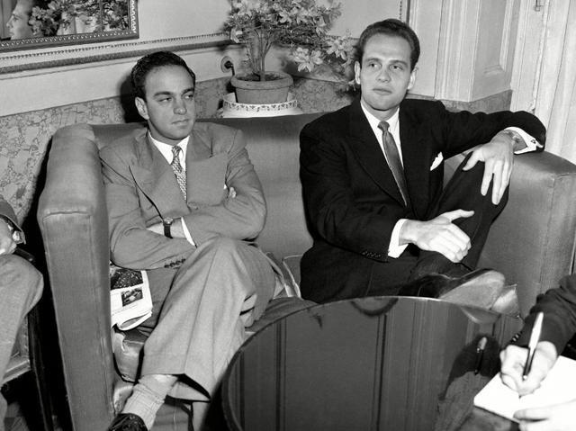 1953年6月，美国法院在证据不足的情况下，将罗森堡夫妇送上了电椅，生前最后一吻