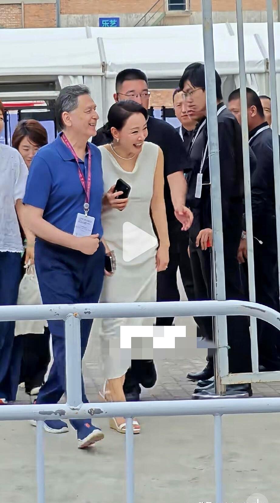 灯光一打,她又穿着米白礼服、露肩出场。看她这些年,从年轻到现在,造型路线几乎没