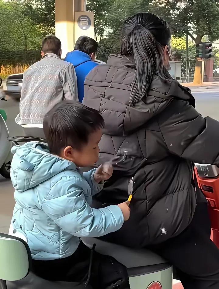 妈妈说:今天真气死我了,羽绒服不知道在哪里刮了个大口子……儿子说:妈妈,我知道