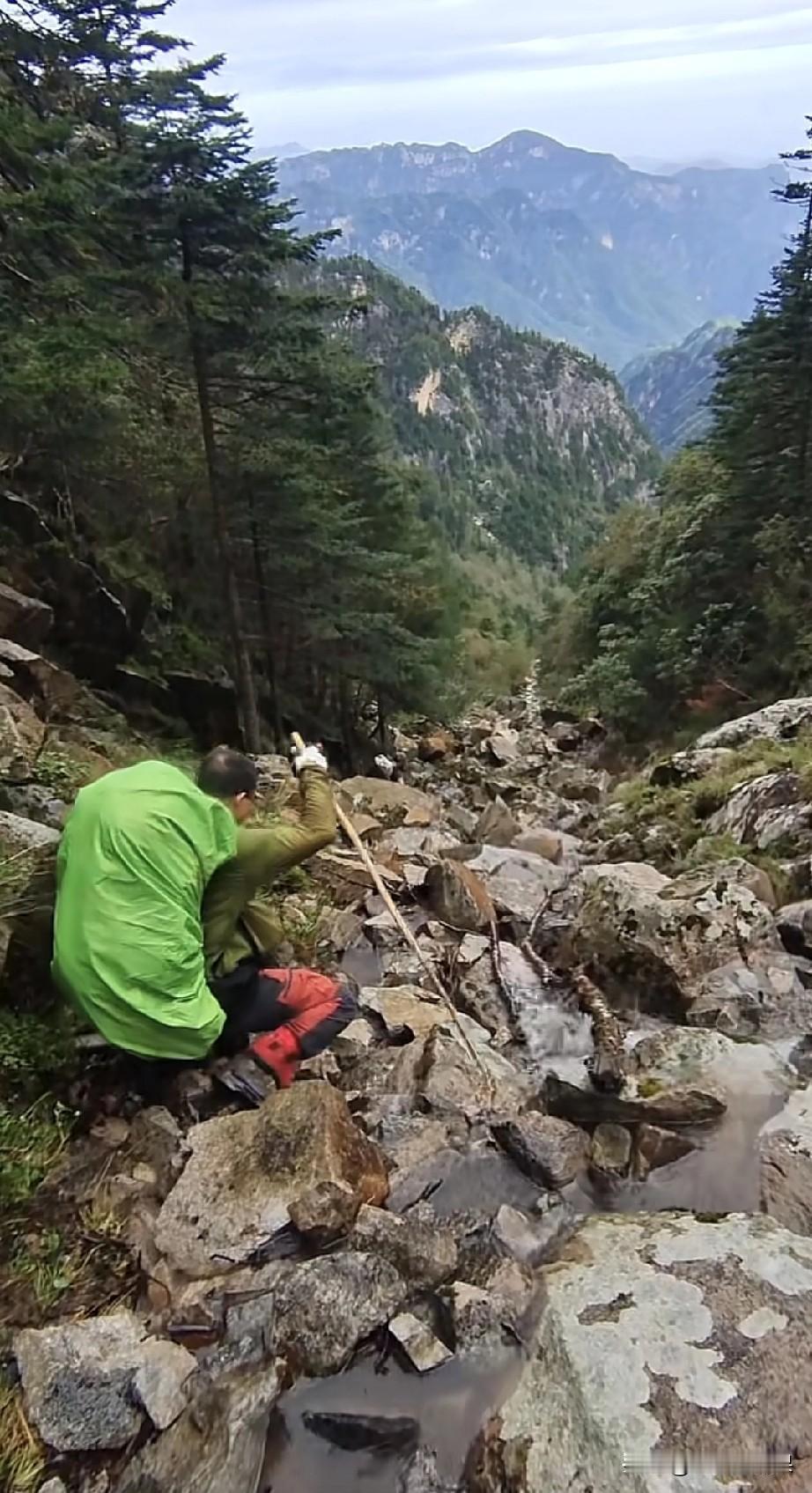 鳌太线穿越为什么那么凶险，看了网络博主神秘园介绍的非常穿越鳌太线的惊险和遇难驴友
