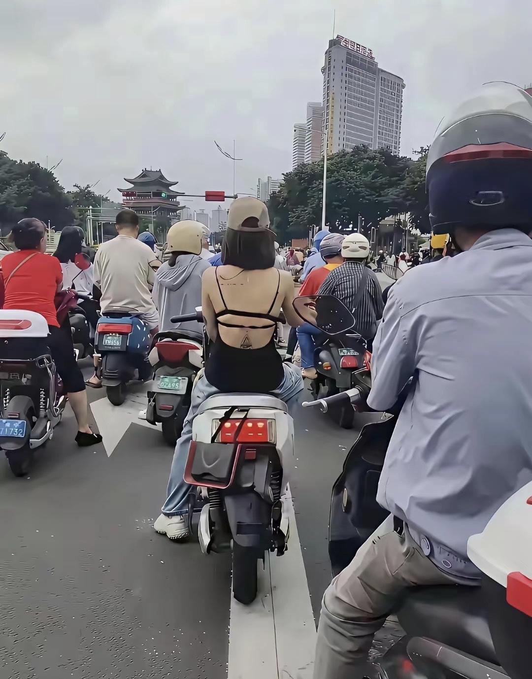 这不怕包包被偷走吗？[哭哭]