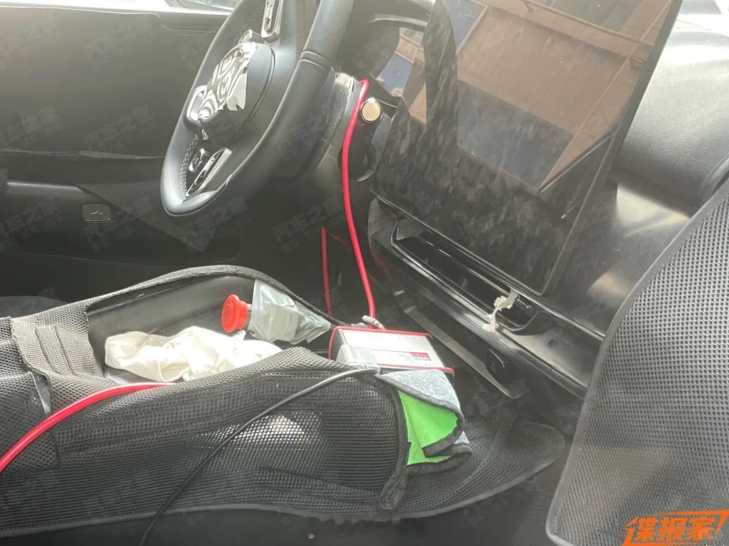 网上流传的极氪8X内饰图，前排依旧单独中控大屏，下方两个扶手抢眼，GLE和