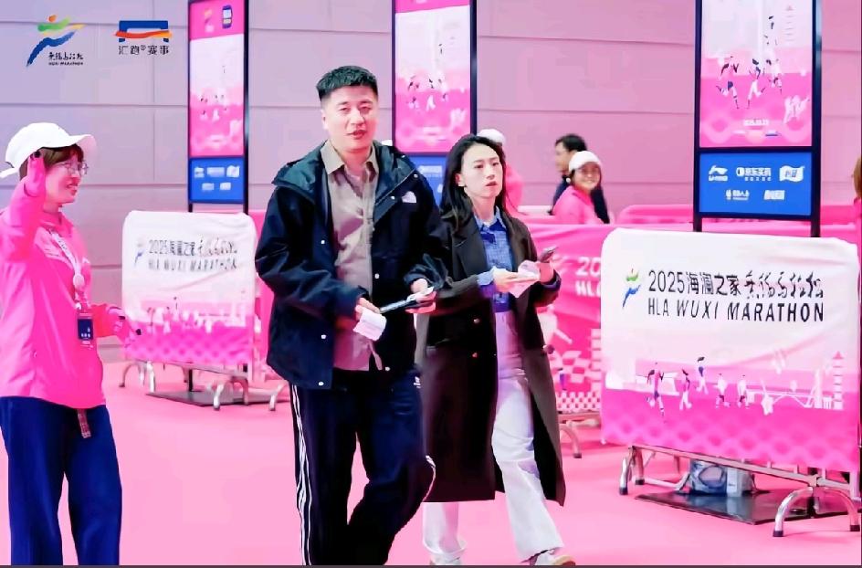 张雪峰老师去年和妻子付幸，两个人一起在马拉松比赛现场。也就是去年陪他一起看演唱会