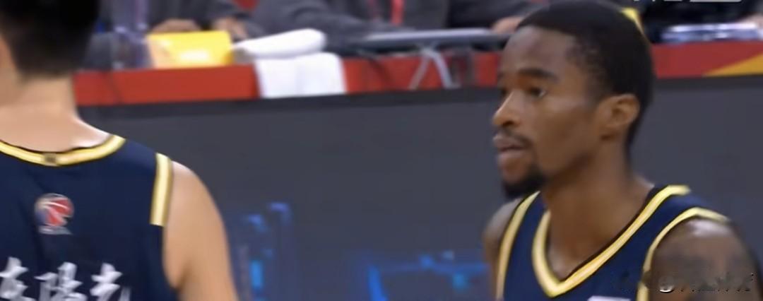 萨姆纳：我不是离开四川队了吗？为什么还打的这么累？杜锋：没办法，你杰哥受伤上