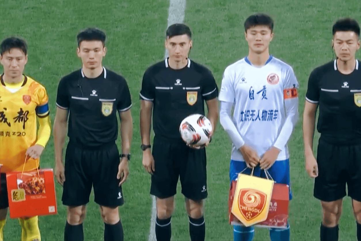 打脸来得太快！足协停哨形同虚设，麦麦提江转头找到新活。中超赛场因漏判山东