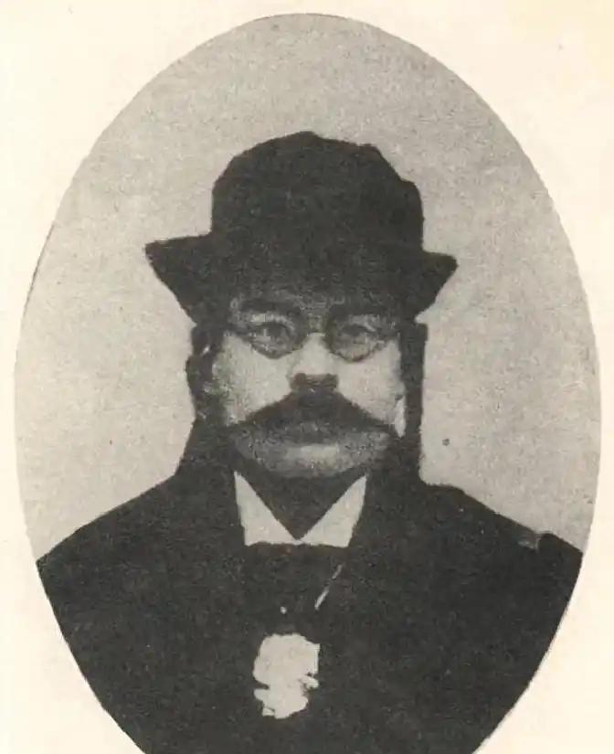1912年，赵尔巽为了拉拢张作霖对付革命党人，他对张作霖说道：“雨亭，你这样想是