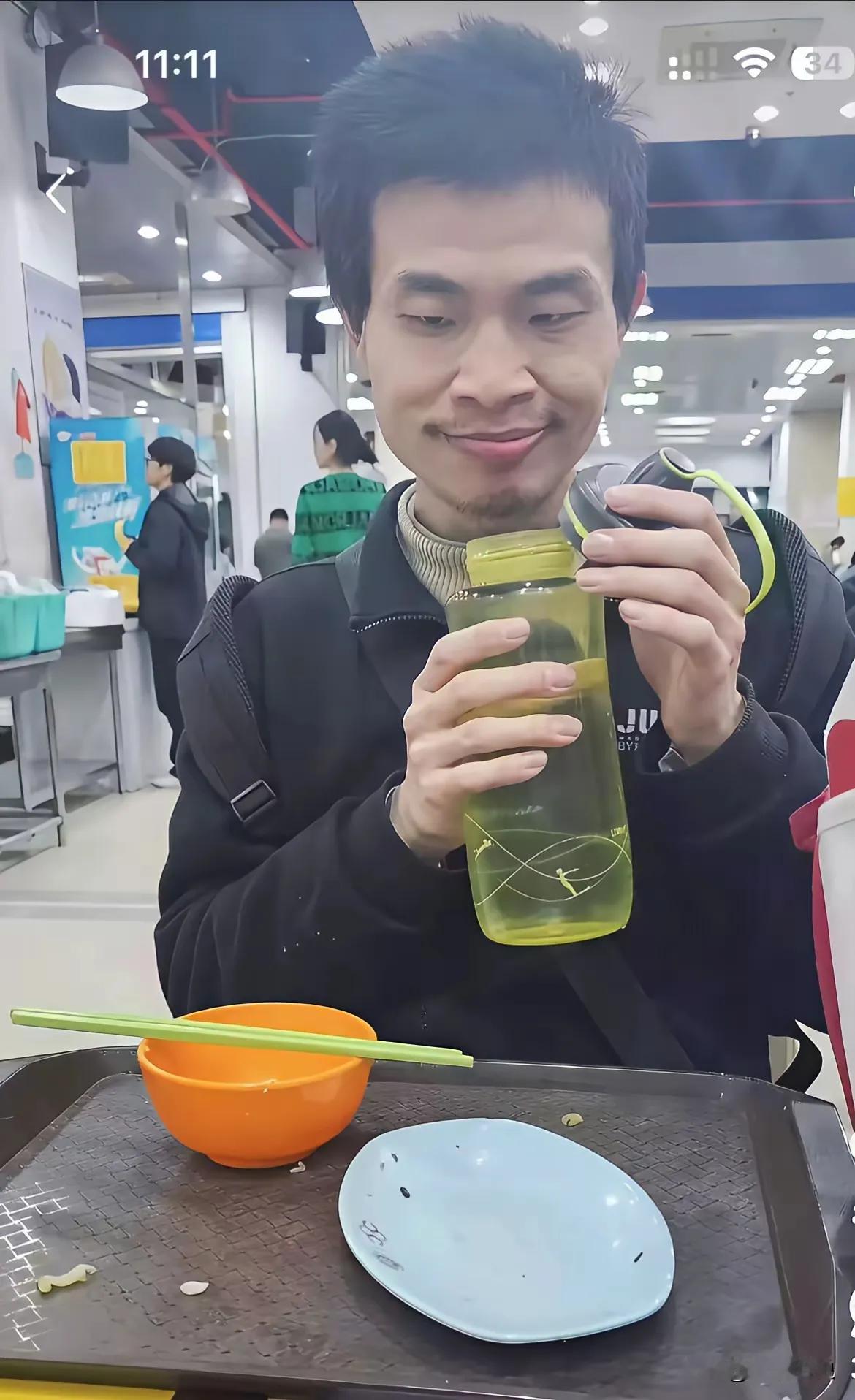 我同学是北大的常在食堂碰见韦东奕他说网上那些孤僻传言太离谱韦东奕的日常