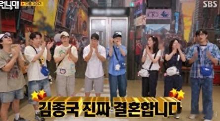 在录制《RunningMan》开场前，金钟国分别把成员们叫到身边，悄悄告诉他们