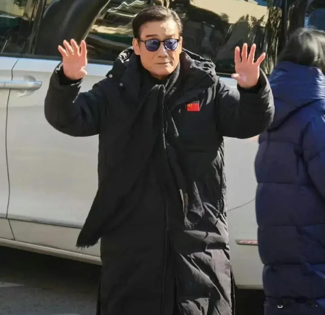 春晚彩排外，67岁的梁家辉，裹着黑羽绒服，对粉丝连鞠三躬还比心。这年头，明星