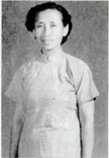 1932年，一个杂货铺老板娘白天出门倒垃圾，特务跟上去问她：“你这里面什么这么臭