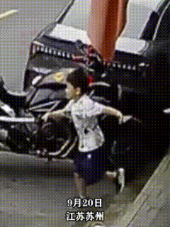 “这家长格局太大了！”江苏苏州街头，男孩“鬼探头”，结果被电动车撞翻摔哭，骑车