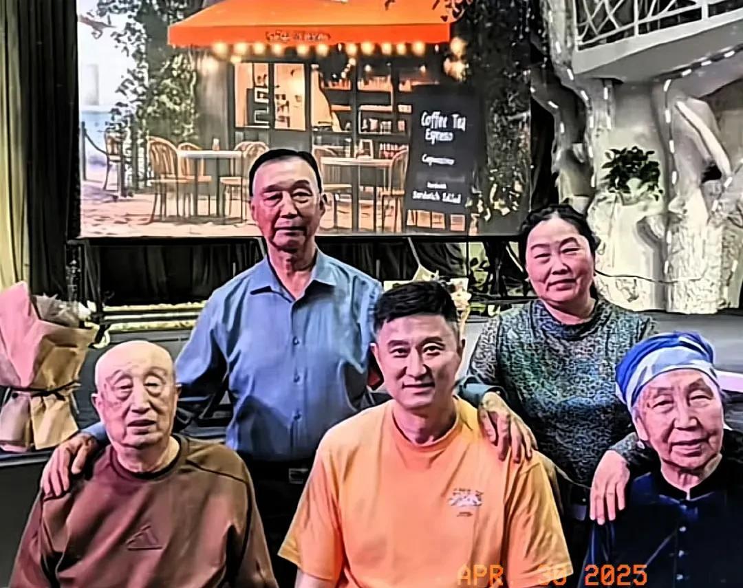 杜锋这假期生活还是很开心的！最近在忙啥，我还有点想念杜锋呢。一颦一笑，我也是杜锋