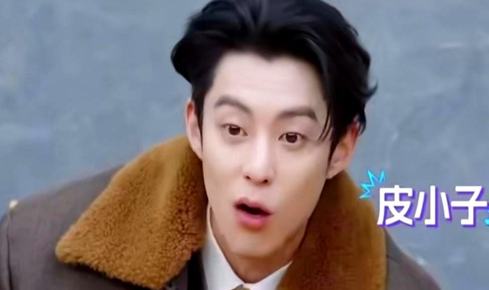 小时候的王鹤棣，活脱脱一只拆家哈士奇。电视、风扇、收音机全拆，邻居花盆一脚踢飞。