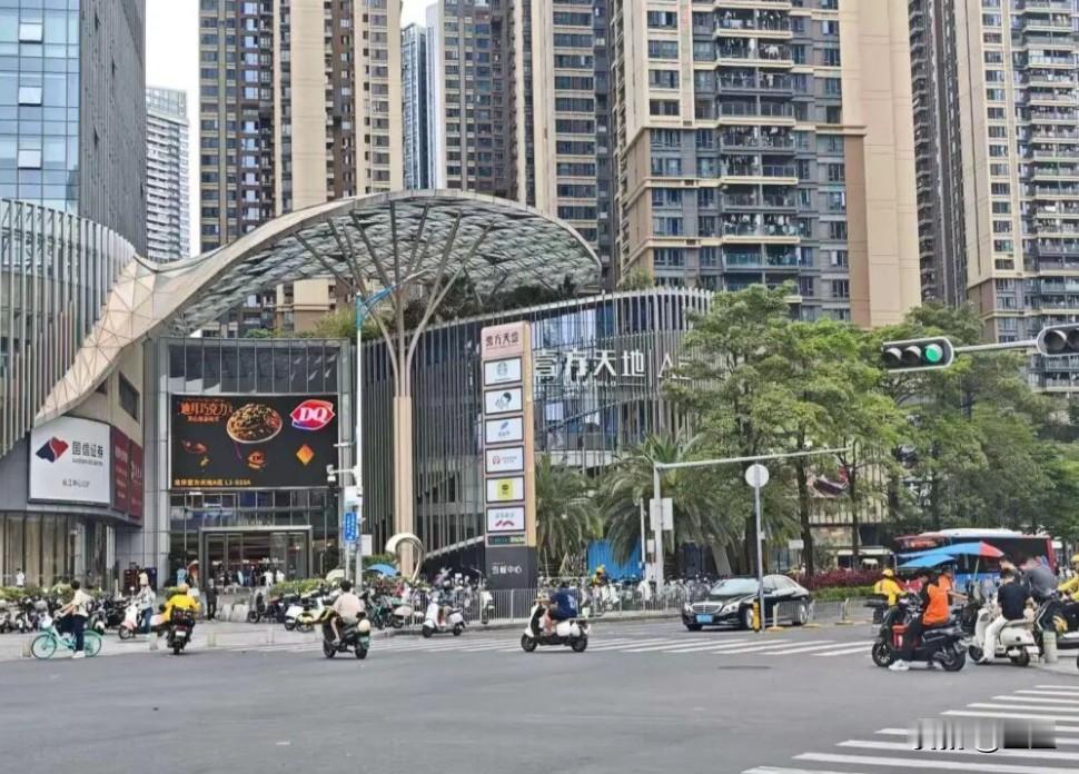 都说开门做生意，来的都是客，可谁见过拿辣椒水迎客的？深圳龙华这楼盘，真是把“饥饿