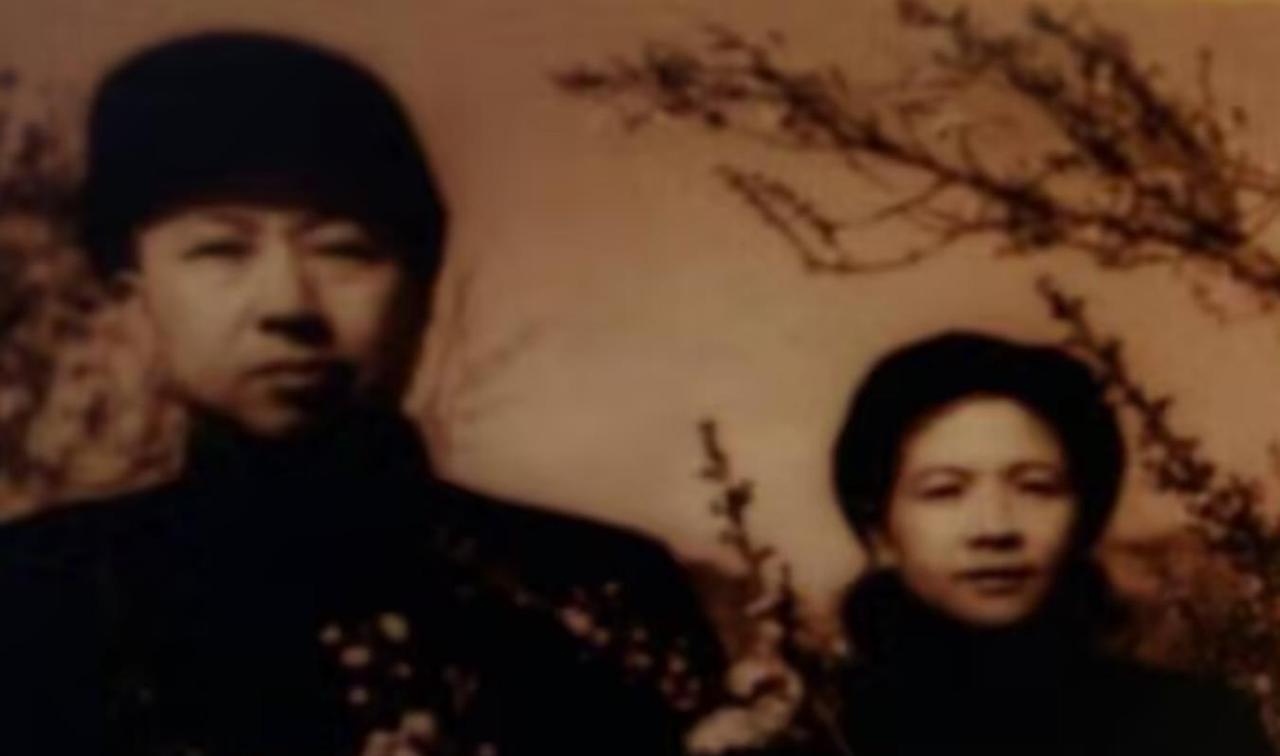 1938年，第13班女学员易纪均相亲回来，听说：“相亲对象王首道已经结过三次婚。
