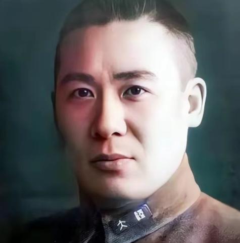 杨遇春黄埔三期出身，红军师长，因为政委杀了他父母，夜杀政委投蒋，庐山血战痛击冈村