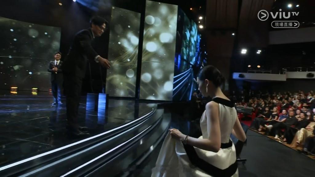 星岛：金像奖2026丨廖子妤首夺影后激动哽咽险仆倒台上泪谢男友卢镇业“日日陪我