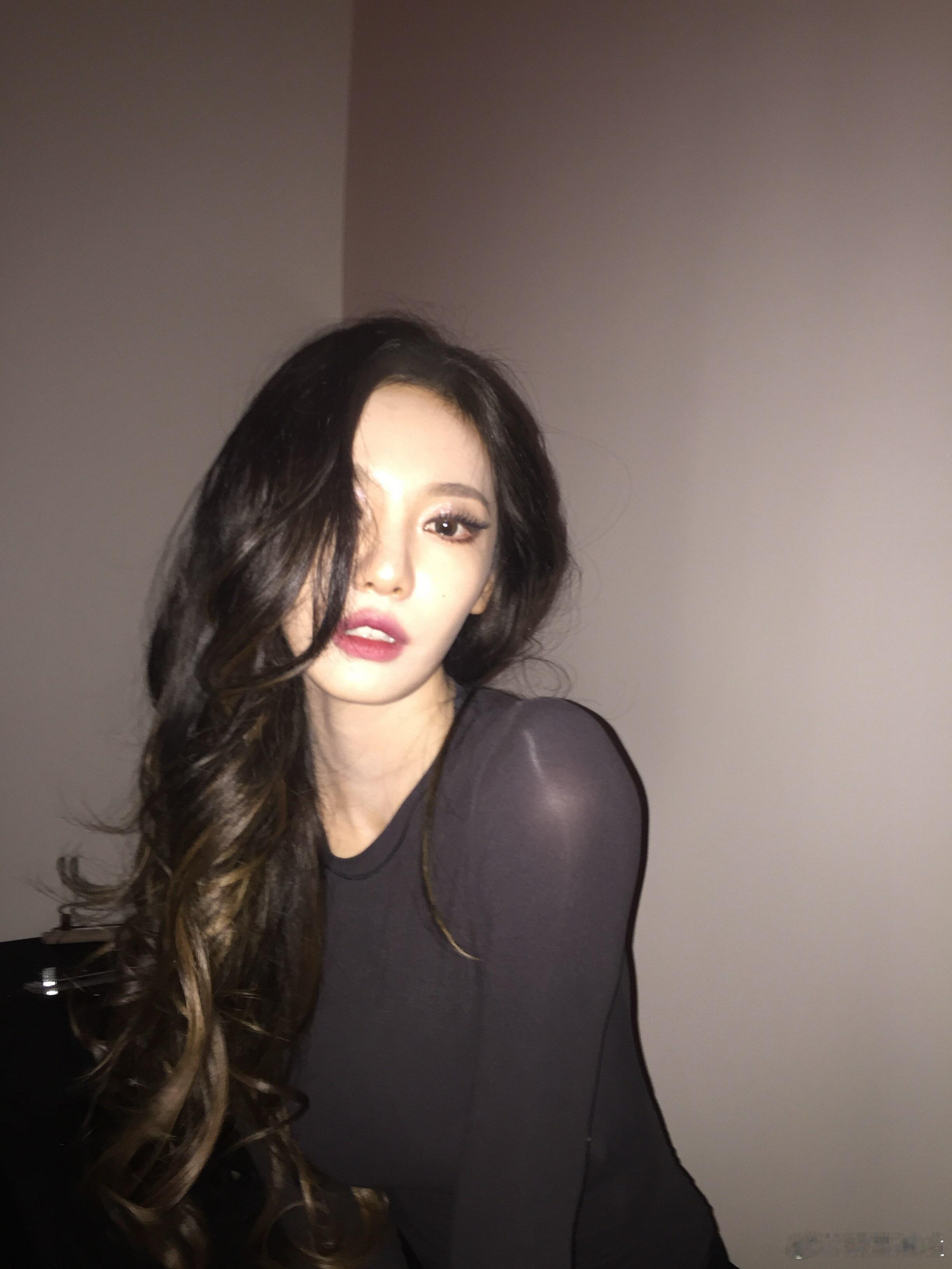 宁艺卓ins更新，经典战衣！太美了，身材好就是要穿紧身衣！完全妈妈级别的。