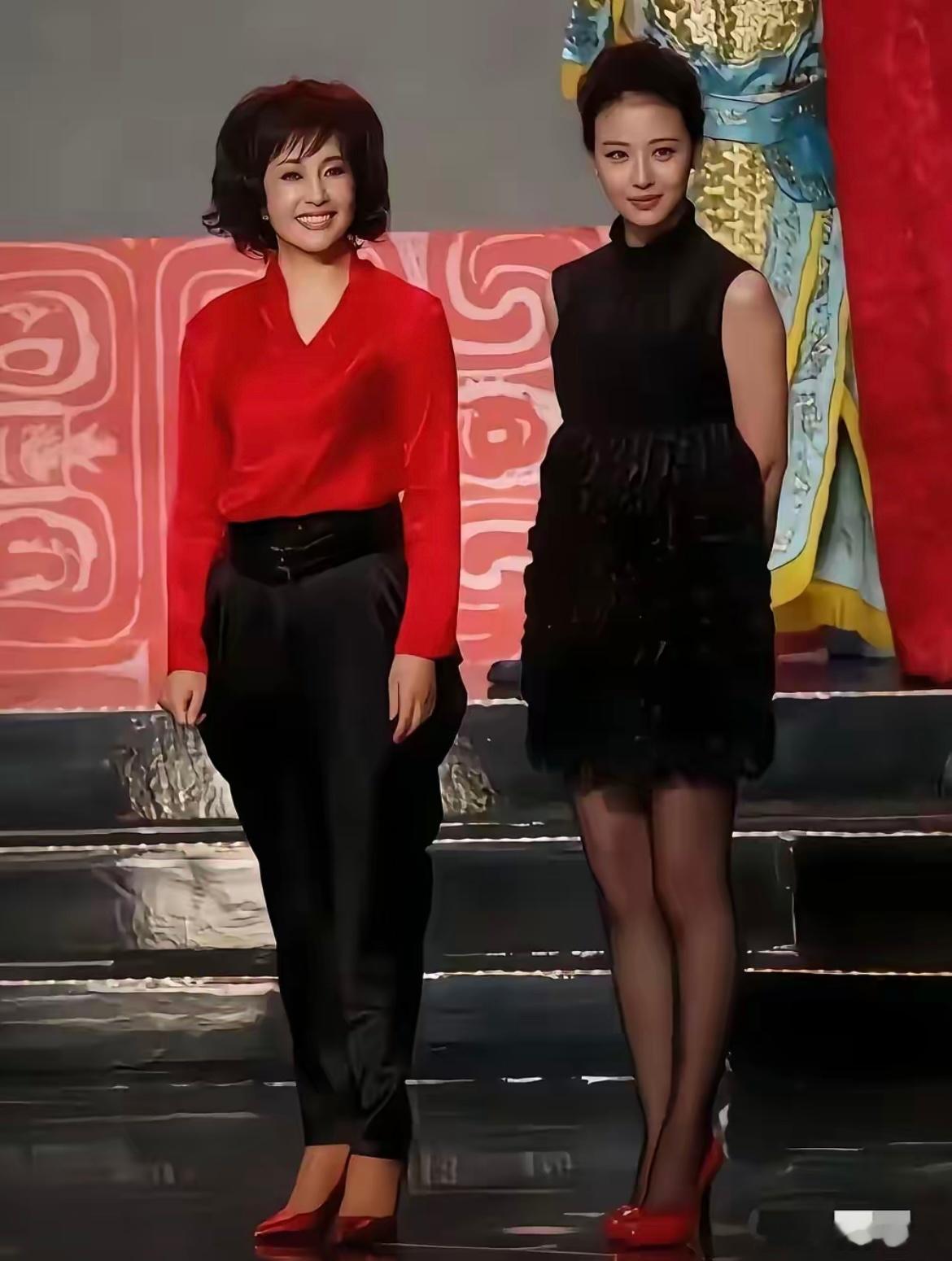 原来觉得刘晓庆的颜值比较高，身材也好，可当她跟这一位穿黑色连衣裙的女明星同台时，