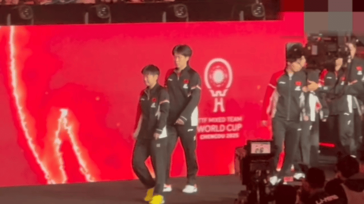 11.30日，迷糊莎莎入场时又走错路了哈，但是王楚钦还是坚定跟随的。既然是混