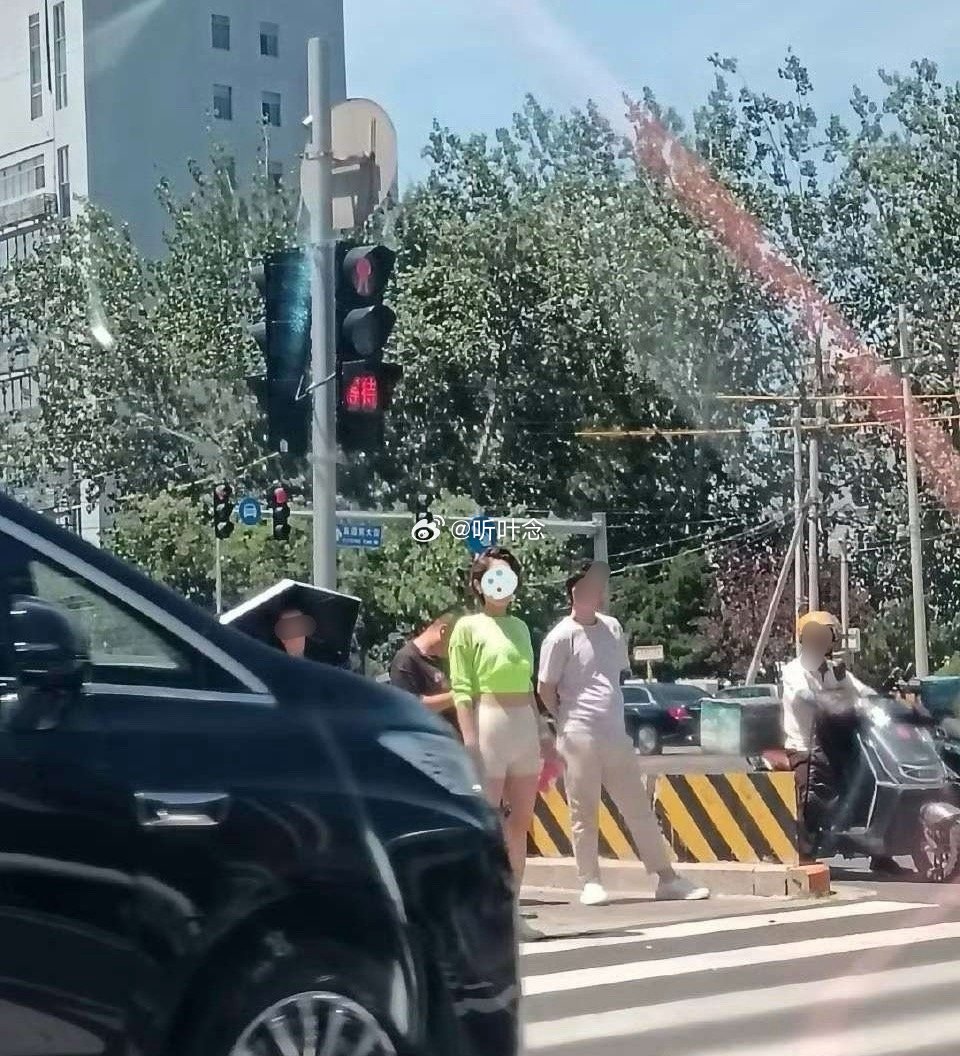 也许是我真的老了，年轻女士穿着一个打底安全裤走在大街上，这样的穿着就是时尚么?