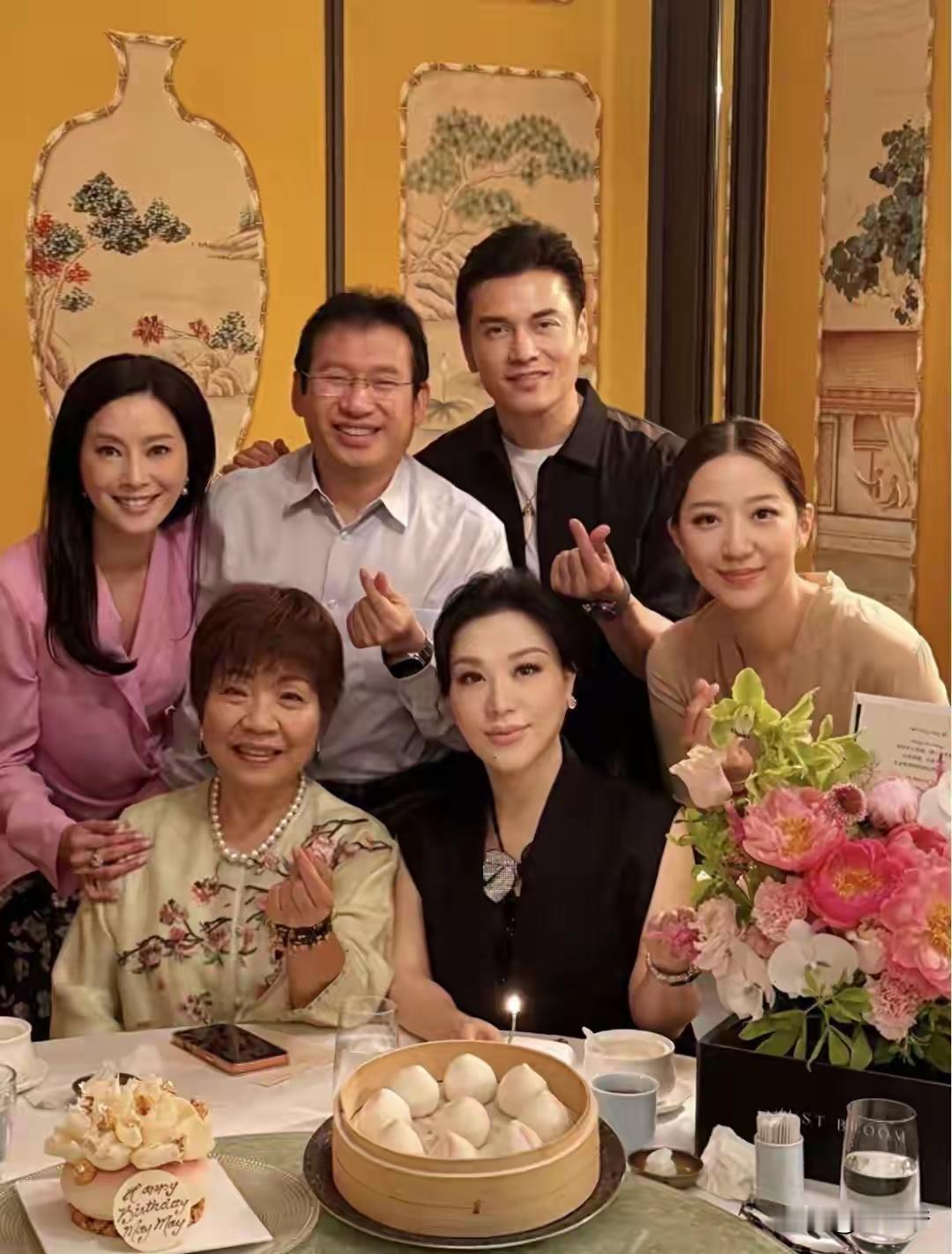 69岁吕良伟为老婆庆生！杨小娟戴顶级翡翠，却被素颜的汪圆圆抢镜